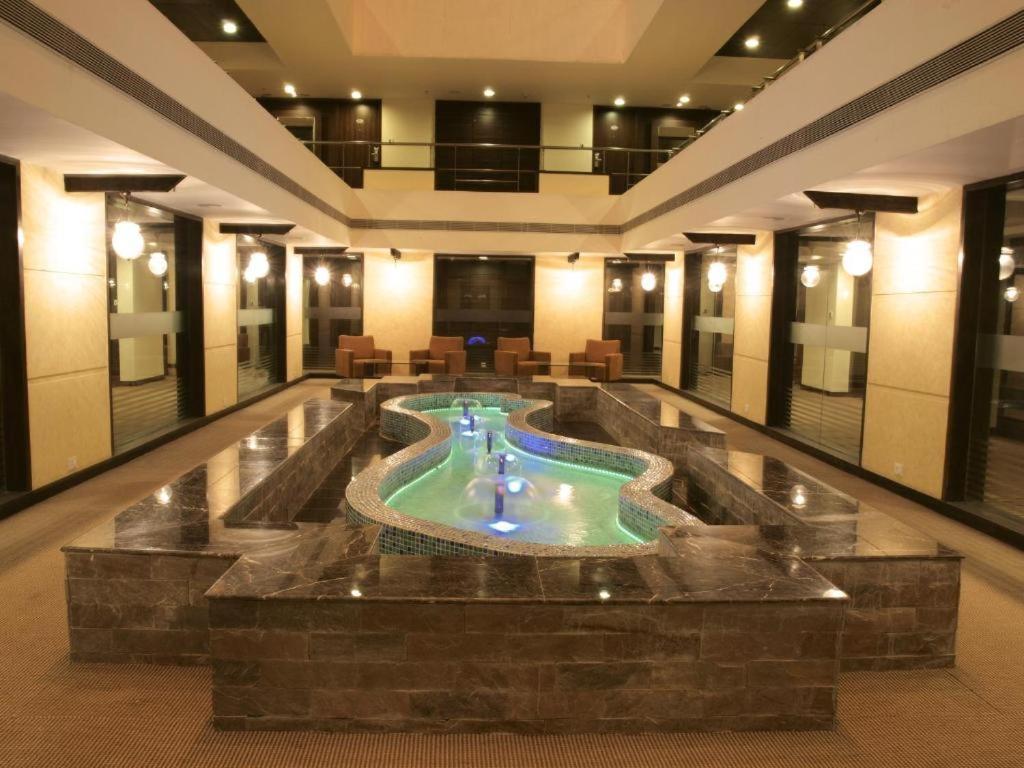 The Sky Imperial, Thaltej Hotel Ahmedabad Eksteriør billede