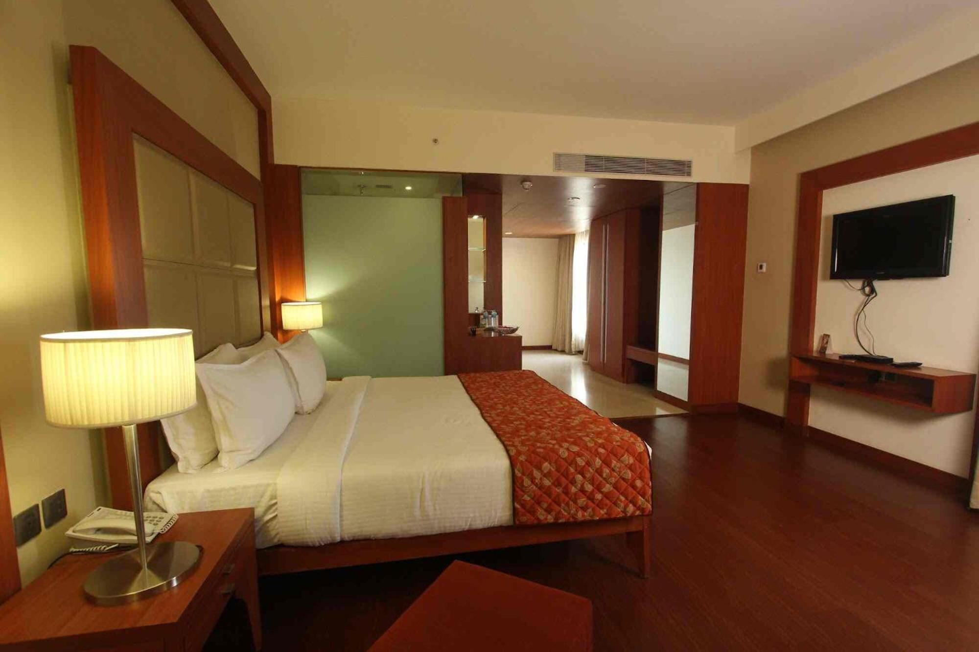 The Sky Imperial, Thaltej Hotel Ahmedabad Eksteriør billede