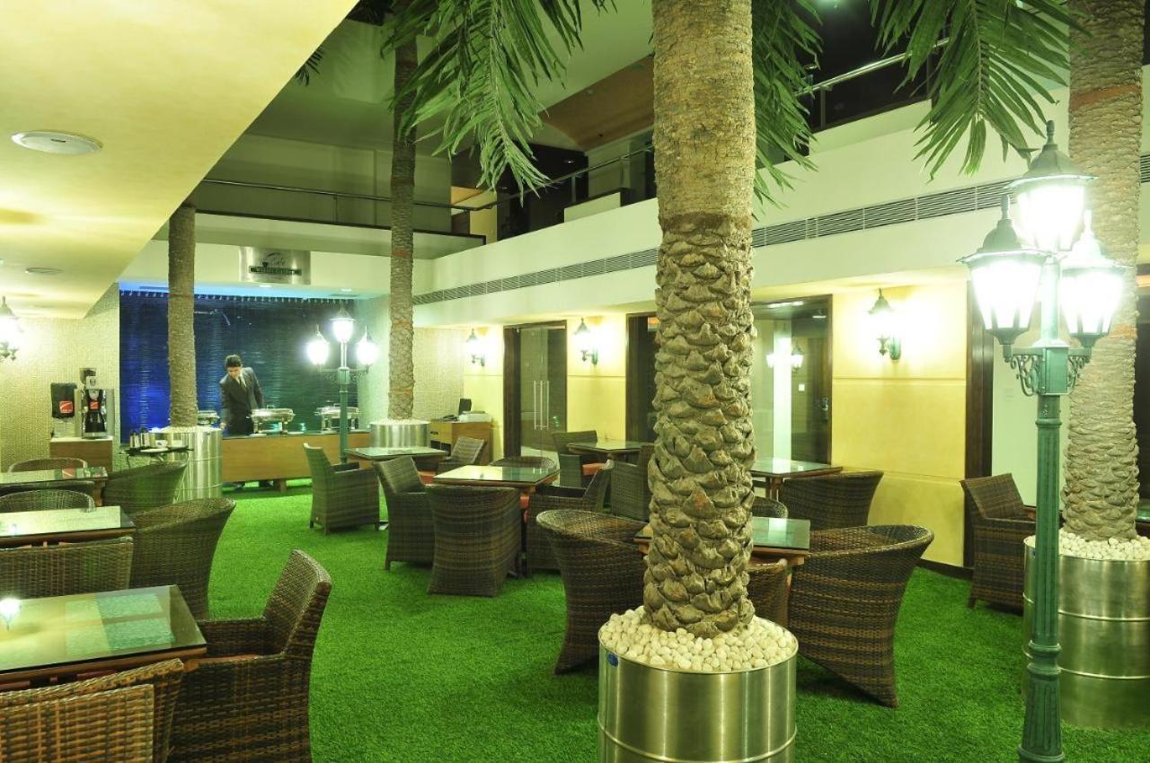 The Sky Imperial, Thaltej Hotel Ahmedabad Eksteriør billede