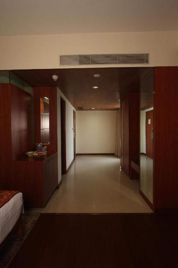 The Sky Imperial, Thaltej Hotel Ahmedabad Eksteriør billede