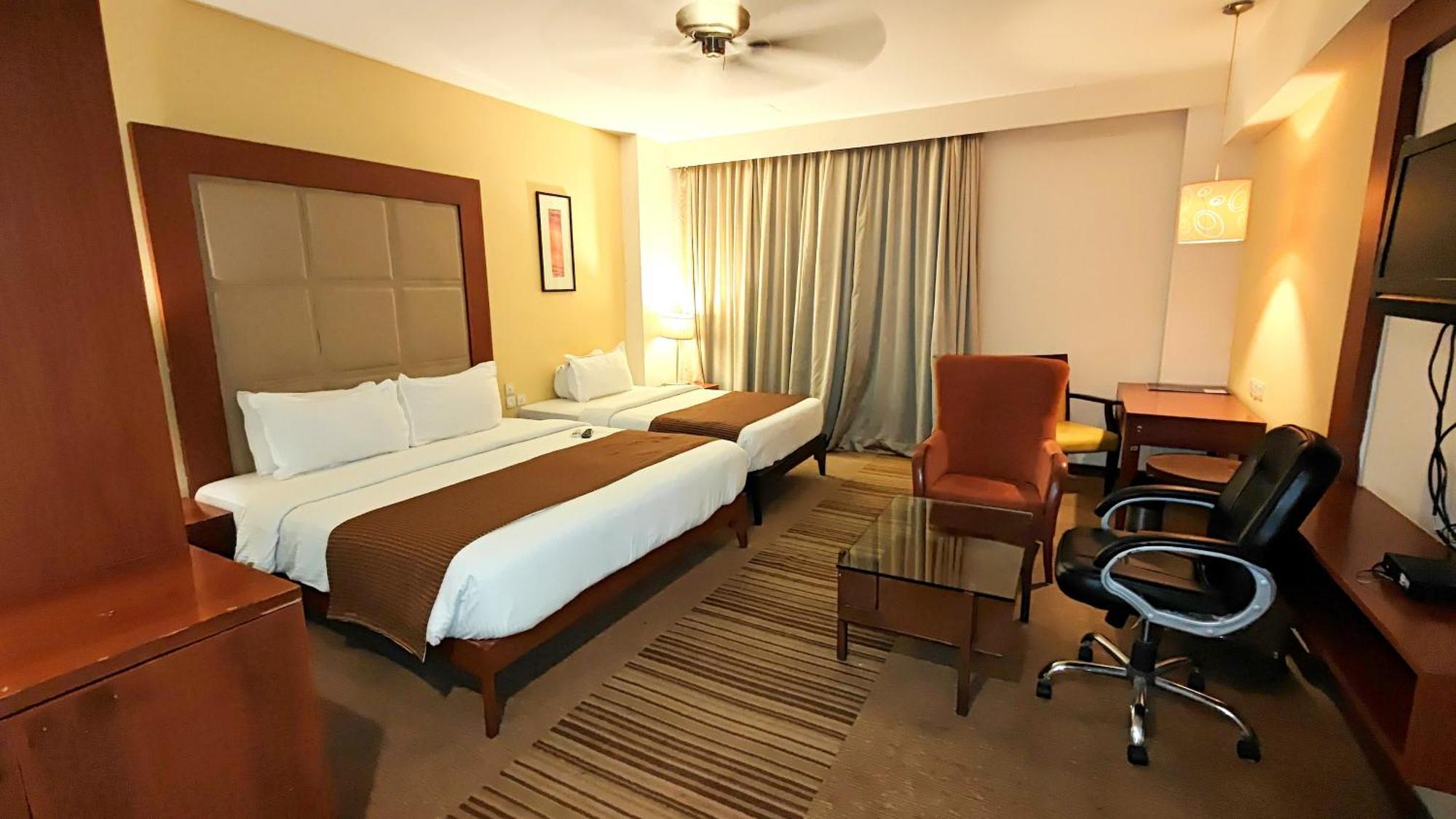 The Sky Imperial, Thaltej Hotel Ahmedabad Eksteriør billede