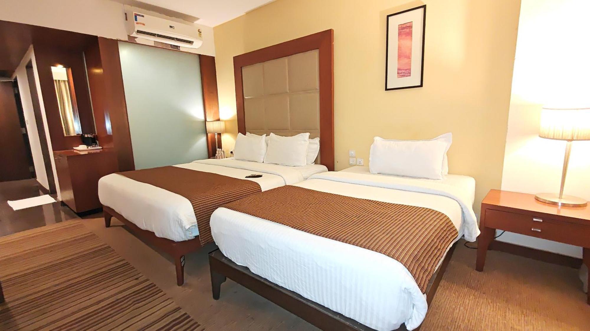 The Sky Imperial, Thaltej Hotel Ahmedabad Eksteriør billede
