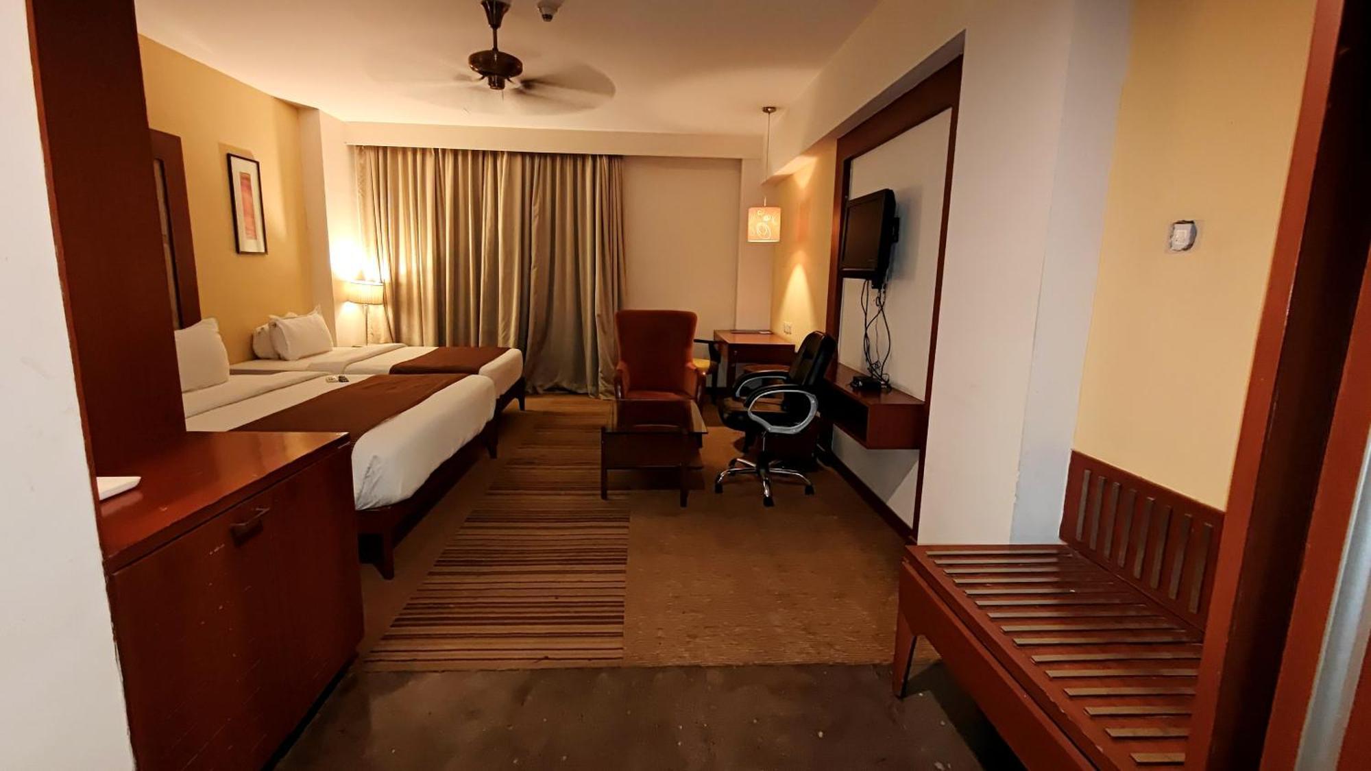 The Sky Imperial, Thaltej Hotel Ahmedabad Eksteriør billede
