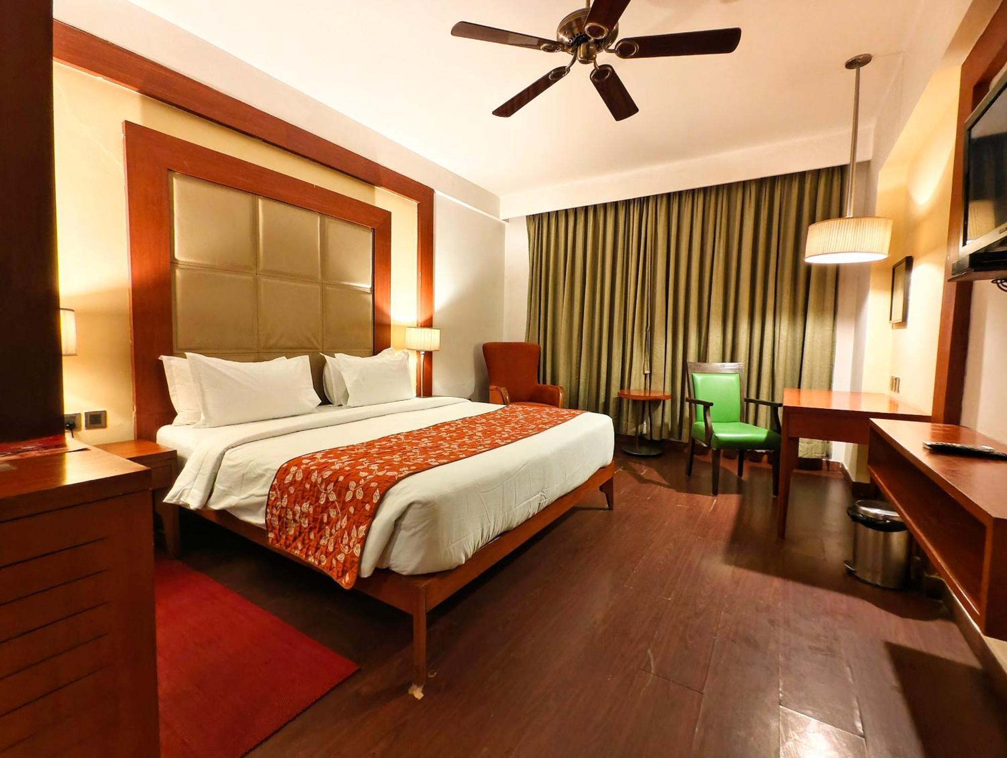 The Sky Imperial, Thaltej Hotel Ahmedabad Eksteriør billede